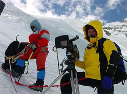 <font size="2"><b>El equipo de 'Al filo' logra coronar el Everest sin ayuda del oxígeno</b></font><br>(TVE)