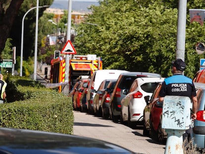 Las inmediaciones de la casa en la que está atrincherado un hombre con su hija.