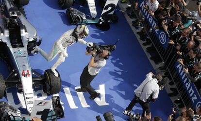 Lewis Hamilton celebra su victoria con una cámara.