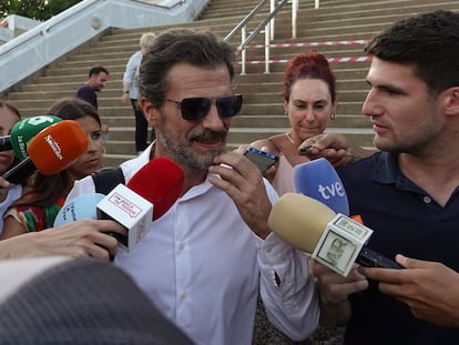 El padre de Daniel Sancho, el actor Rodolfo Sancho (d), a la salida del tribunal de Samui (Tailandia).