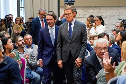 El expresidente del Gobierno, José María Aznar, y el líder del PP, Alberto Núñez Feijóo, a su llegada a un acto de FAES, el pasado viernes en Madrid.