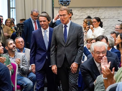 El expresidente del Gobierno, José María Aznar, y el líder del PP, Alberto Núñez Feijóo, a su llegada a un acto de FAES, el pasado viernes en Madrid.