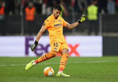 Rulli del Villarreal CF anota el undécimo penalti de su equipo en la tanda de penaltis.