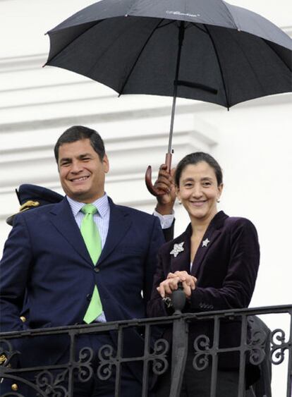 El presidente Correa y Betancourt, en el balcón del palacio presidencial en Quito