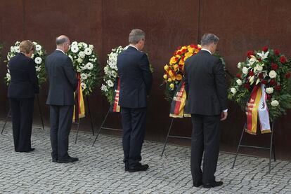 La canciller alemana, Angela Merkel, el presidente del Parlamento, Norbert Lammert, el presidente Christian Wulff y el alcalde de Berlín, Klaus Wowereit, guardan un minuto de silencio durante la ceremonia de conmemoración del 50 aniversario de la construcción del Muro