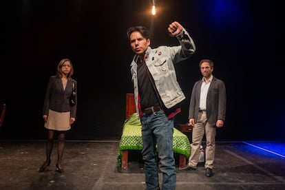 Daniel Fuentes Lobo, Eli Nassau y Fernanda Valencia durante el estreno de la obra de teatro 'Tape' en el Foro Shakespeare.