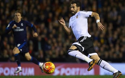 Negredo conduce el balón.