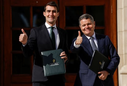 El ministro de Economía de Irlanda, Jack Chambers (izquierda), y el de Gasto Público y Reformas, Pascal Donohoe, levantando sus pulgares, el 1 de octubre en Dublín, al presentar los Presupuestos de 2025.