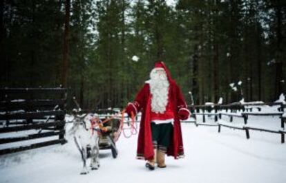 Papá Noel prepara su trineo en Laponia (Finlandia).