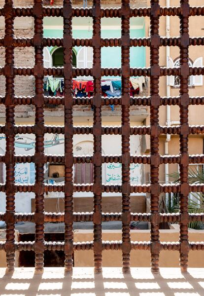 Mashrabiya en el teatro de la aldea de Hassan Fathy, elemento esencial en su arquitectura. Permite el paso de la luz y del aire, y tiene vistas asegurando la privacidad.