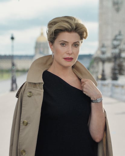 Catherine Deneuve, recreando su papel en Place Vendôme, con el nuevo Tank Française.