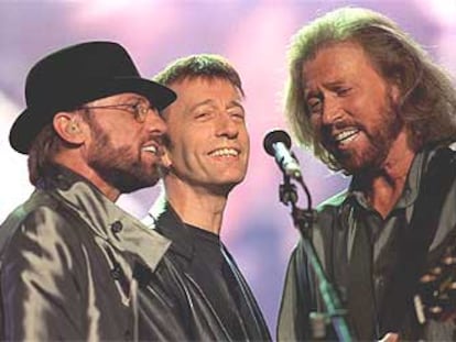 Maurice, Robin y Barry Gibb, miembros de los Bee Gees, en una imagen de 1998.