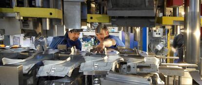 Trabajadores de una empresa de matricería en el País Vasco.