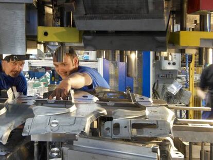 Trabajadores de una empresa de matricería en el País Vasco.