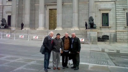 Cadena (primero por la derecha) y Velásquez (tercero) ante el Congreso con acompañantes.