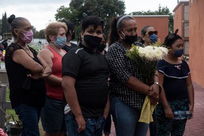 Susana y sus familiares durante el funeral de Mario.