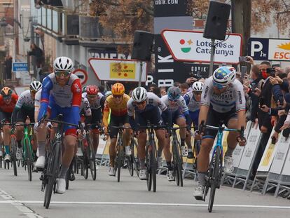 Colbrelli, a la derecha, al cruzar el lunes la meta en la Volta a Catalunya.