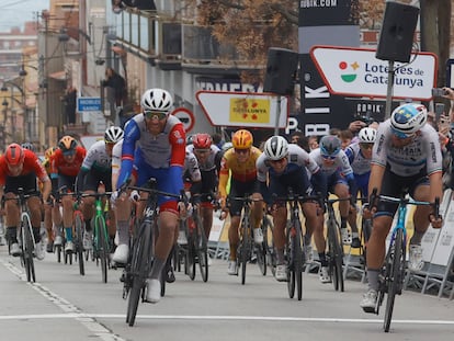El ciclista italiano Sonny Colbrelli, derecha, llega en segundo lugar en la primera etapa de la Volta a Catalunya con final en Sant Feliu de Guíxols.