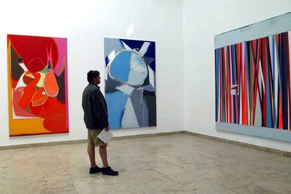 Un hombre observa uno de los trabajos del artista alemán Thomas Scheibitz.