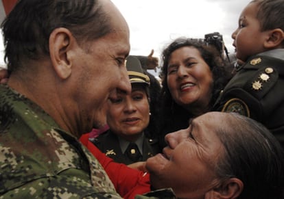 El general de la policía colombiana, Luis Mendieta, recibe el abrazo emocionado de su madre a su llegada a Bogotá