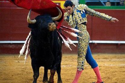 Uceda remata por alto durante su faena al quinto toro.