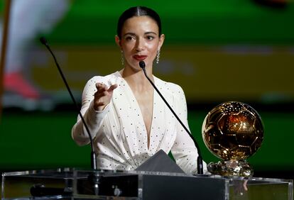 Aitana Bonmati, durante su intervención tras ganar el Balón de Oro, este lunes en París. 