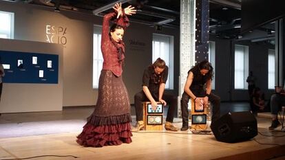 Celia Domenech taconea al ritmo de Cajonazo, una aplicación para iPad que maneja Miguel Reyes desde su cajón de al lado.