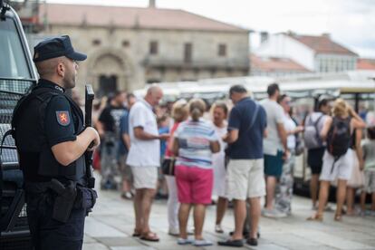 Agentes del la Policía Nacional vigilan el casco antiguo de Santiago de Compostela.