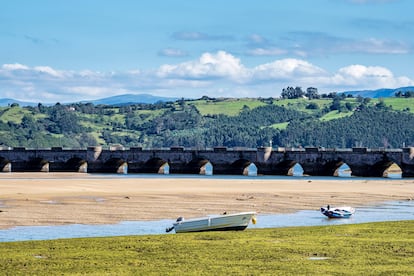 La playa de Maza, bajo el puente del mismo nombre, en San Vicente de la Barquera.