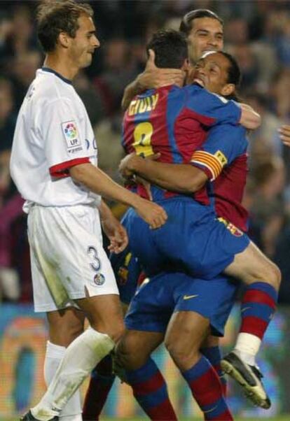 Ronaldinho abraza a Giuly tras marcar éste el segundo tanto del Barça.