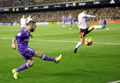 Daniel Carvajal (Real Madrid) lanza el balón entre las piernas de José Luis Gaya (Valencia).