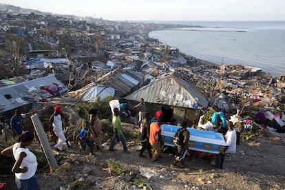 Residentes llevan el ataúd de una mujer víctima del huracán Matthew en Jeremie (Haití).
