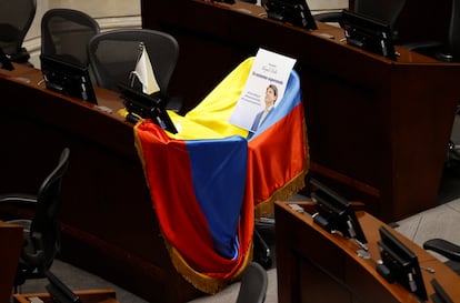 La curul del senador Miguel Uribe Turbay cubierta con la bandera de Colombia este lunes, en Bogotá.