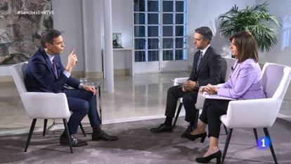 Pedro Sánchez, con Carlos Franganillo y Ana Blanco durante la entrevista de este martes por la noche en RTVE.
 