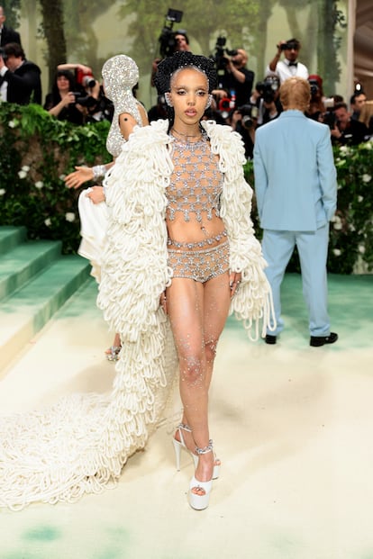 Fka Twigs, con un conjunto de microshorts y top que combinó con un abrigo de lana deshilachada. El diseño es de Stella McCartney.