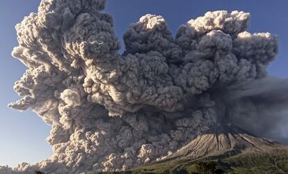 El volcán Sinabung en erupción, visto desde la aldea Kuta Rakyat en Karo, provincia de Sumatra del Norte, Indonesia.