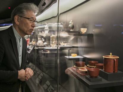 Kazumi Murose, maestro en el arte de la laca, contempla el juego de café japonés del Tesoro del Delfín en el Museo del Prado.