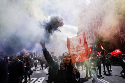 Una joven sujeta una bengala, en la manifestación de este miércoles de Madrid.