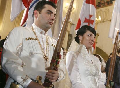 Ha sido la primera boda de un miembro de la familia real georgiana que tiene lugar en el país en los últimos dos siglos, después de la anexión de Georgia a Rusia por el zar Alejandro I. Y además, pone fin a las disputas sobre la sucesión a la pretendida corona imperial, porque la boda es entre dos miembros de las dos ramas de la familia Bragation. El novio es David Bragation, ciudadano español e hijo de Jorge de Bragation, que vivió en España la mayor parte de su vida, donde fue amigo del rey español Juan Carlos I y conocido por ser piloto de Rallies. La novia es Anna Mujrani, descendiente de otra rama de la familia, cuya dinastía desciende, según la leyenda, del rey David de Israel. Los novios tienen 32 años y han contraído matrimonio por el rito ortodoxo en la catedral de Tiflis.