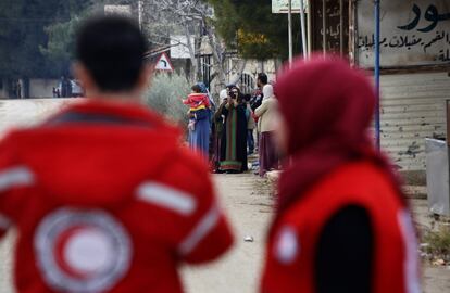 Miembros de la Media Luna Roja se preparan para repartir los alimentos que han llegado a la ciudad sitiada de Madaya.