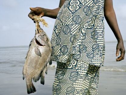Una mujer en la playa de Diogue, en la Casamance (Senegal).