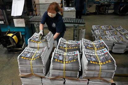 Ejemplares del periódico hongkonés 'Apple Daily' listos para su distribución, en una imagen de archivo.