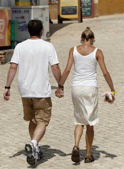 Gerry y Kate McCann, padres de la pequeña Madeleine, en Praia da luz