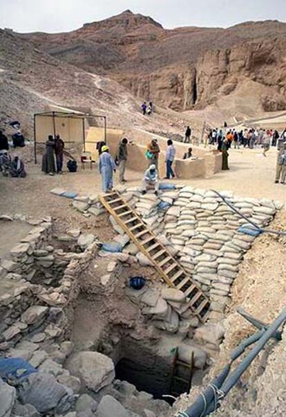Los arqueólogos trabajan ayer en la tumba de Amenmeses, en el Valle de los Reyes, donde ha sido hallado el nuevo enterramiento.