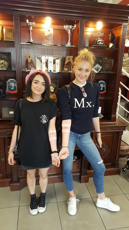 Maise Williams y Sohie Truner se han convertido en grandes amigas gracias a la serie ‘Juego de tronos’. Las dos actrices no solo quisieron sellar su amistad con un tatuaje, sino también fijar con tinta la ficción que las ha hecho famosas. Ambas acudieron al estudio de la tatuadora británica Miss Kat Paine, que les tatuó en sus antebrazos 07.08.09, la fecha de su castin para la serie, como mostró ella misma en su perfil de Facebook. “No sabemos si vamos a sobrevivir [en la serie], así que Maisie y yo decidimos hacérnoslo antes de que alguien nos mate”, explicó Sohie Truner.