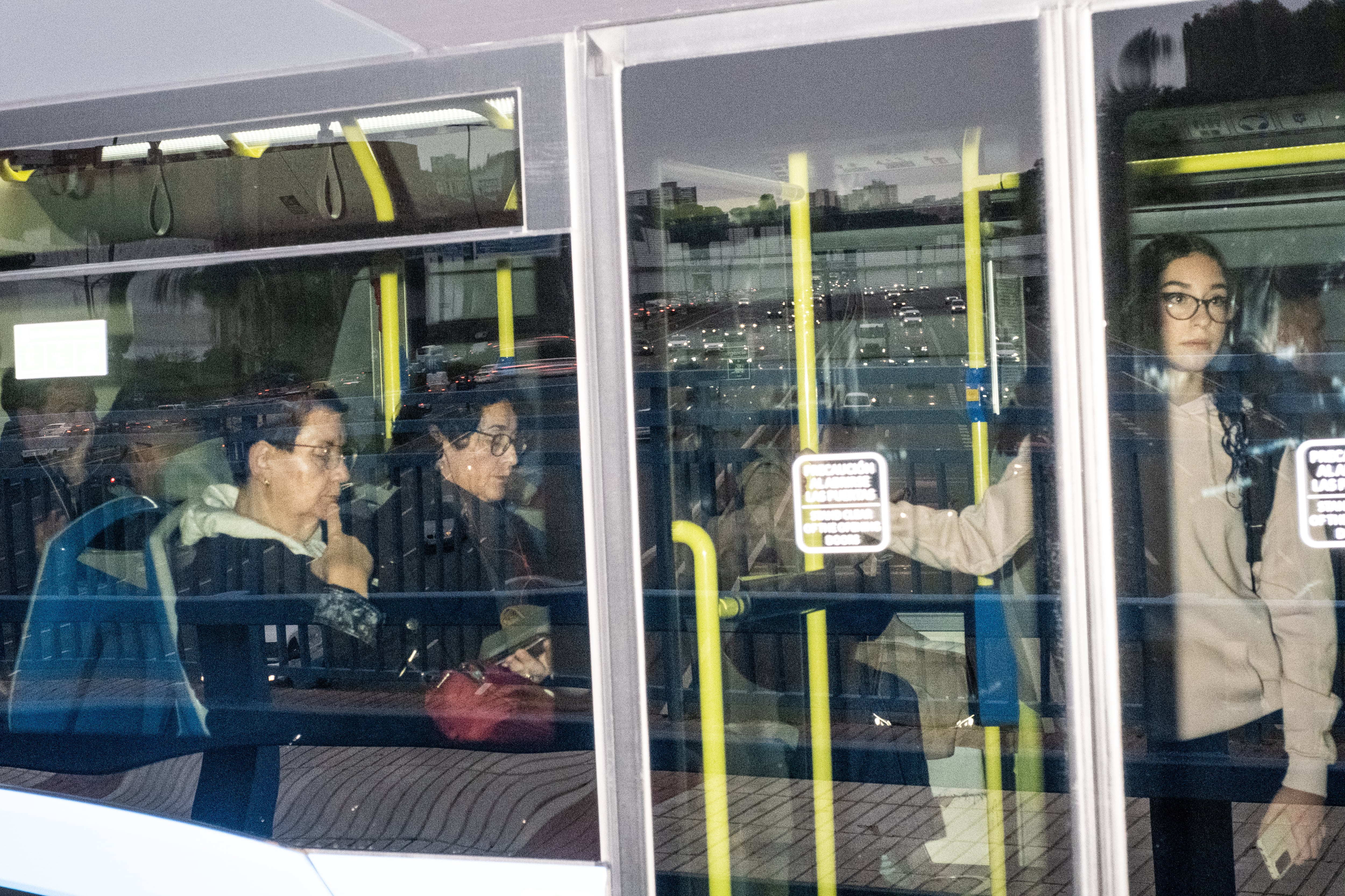 
Reflejo de la M-30 desde un autobús en el puente que conecta el barrio de Estrella con Moratalaz. 
