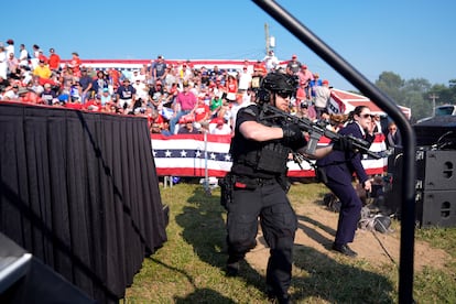 Un momento de la evacuación de los asistentes al mitin de Donald Trump en Butler (Pensilvania), entre fuertes medidas de seguridad.