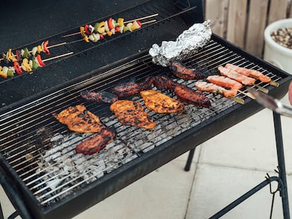 Una persona haciendo la comida en una barbacoa