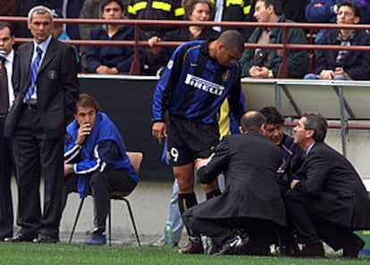 Ronaldo, atendido por los médicos del Inter tras su lesión, ante la mirada de Héctor Cúper.