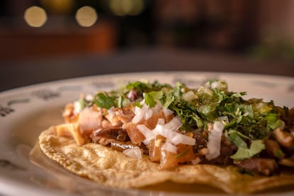 Taco de carnitas en el restaurante Los Panchos.